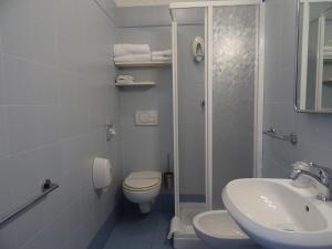Koupelna v ubytování Dependance dell'Hotel Sole e Mare