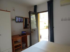 TV a/nebo společenská místnost v ubytování Dependance dell'Hotel Sole e Mare
