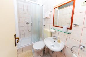 Un baño de Rooms Rajič