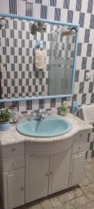 ein Badezimmer mit einem blauen Waschbecken und einem Spiegel in der Unterkunft Casa rural mirador de sole in Cazorla