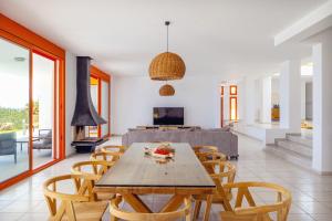 comedor con mesa de madera y sillas en Villa Seven, en Lachania