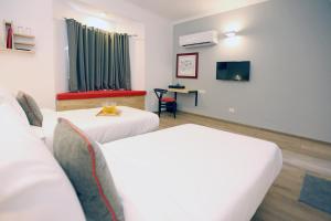Habitación hospitalaria con 2 camas y mesa en OYO Townhouse 17 Huda City Center Near Leisure Valley Park en Gurgaon