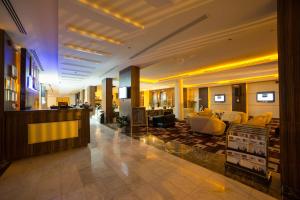 eine Lobby eines Hotels mit Sofas und einer Bar in der Unterkunft Raoum Inn Buraydah in Buraida