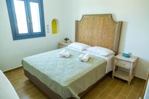 a bedroom with a bed with two towels on it at Villa Vasiliki in Leipsoi