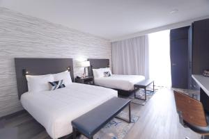 ein Hotelzimmer mit 2 Betten und einem Fenster in der Unterkunft Treasure Bay Casino & Hotel-Adults Age 21 and Above in Biloxi