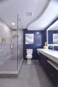een badkamer met een toilet en een inloopdouche bij Treasure Bay Casino & Hotel-Adults Age 21 and Above in Biloxi