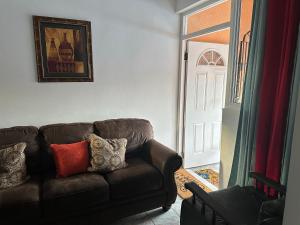 Posezení v ubytování Remarkable 1-Bed Apartment in Montego Bay