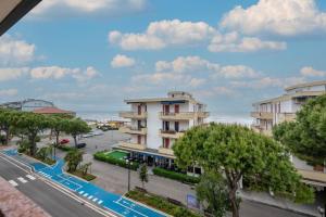 Blick auf eine Straße mit Gebäuden und Bäumen in der Unterkunft Tiziano Silvi Vacanza in Silvi Marina