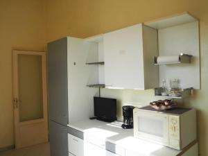 een keuken met witte kasten en een aanrecht bij Skyline Formia in Formia