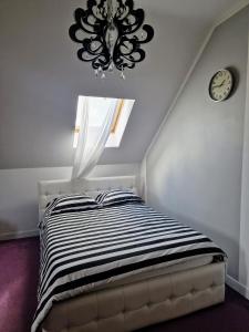 Schlafzimmer mit einem Bett und einem Kronleuchter in der Unterkunft Dom na Leszczynowej Górce - plaża, las in Lyck