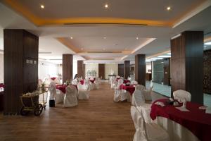 Restaurace v ubytování رؤوم إن للشقق الفندقية-Raoum Inn Hotel Apartments
