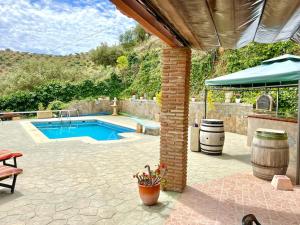 Un patio con piscina, mesa y silla. en Villa private pool La Herradura, en La Herradura 82 fotos más