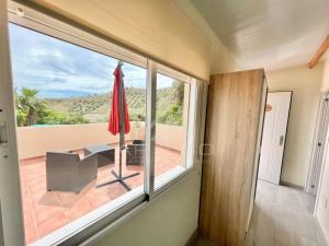 Habitación con ventana grande con vistas a un patio. en Villa private pool La Herradura, en La Herradura