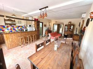 sala de estar con mesa de madera y cocina en Villa private pool La Herradura, en La Herradura