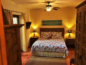 1 dormitorio con 1 cama, 2 lámparas y techo en Casa Sierra by Casago, en Loreto