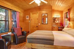 Big Sur Campground and Cabins客房内的一张或多张床位