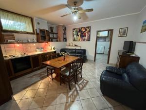 een keuken en een woonkamer met een tafel en een bank bij APPARTAMENTI DOLCETURISMO FONTECAIME...RELAX... in Bevagna