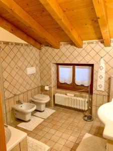 łazienka z toaletą i umywalką w obiekcie Comfortable Villa with private garden - Colico Center w mieście Colico