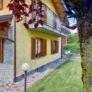 dom z 2 oknami i balkonem w obiekcie Comfortable Villa with private garden - Colico Center w mieście Colico