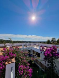 desde el balcón de un hotel con flores púrpuras en El Penell Estudi Garbí, en Vilamaniscle