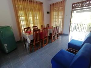 una sala da pranzo con tavolo e sedie di Night Jusmine Holiday Home a Anuradhapura