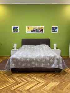 1 dormitorio con 1 cama y 2 mesitas de noche en IGNIM 2 Apartment, en Subotica
