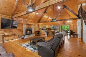 - un salon avec un canapé et une cheminée dans l'établissement Main Lodge at Lake Forest Cabins, à Eureka Springs