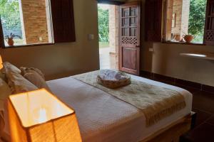 ein Schlafzimmer mit einem Bett und einem Korb darauf in der Unterkunft Mentto Hotel in Guaduas