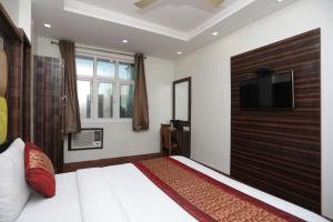 Un pat sau paturi într-o cameră la OYO Hotel Sun Palace