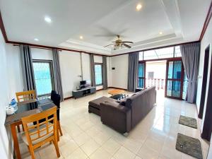 Posezení v ubytování Cozy 2BR Getaway Cherngtalay Calm A2