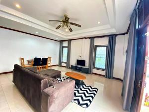 TV a/nebo společenská místnost v ubytování Cozy 2BR Getaway Cherngtalay Calm A2