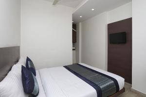 Un pat sau paturi într-o cameră la OYO Hotel Sun Palace