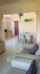 海得拉巴的住宿－Reef Terrace Unit，客厅配有沙发和桌子