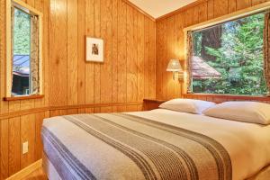 Big Sur Campground and Cabins客房内的一张或多张床位