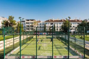 Tenis alebo squash v ubytovaní Stunning Duplex 5 minutes from Puerto Banús alebo jeho okolí
