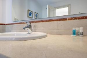 Kúpeľňa v ubytovaní Stunning Duplex 5 minutes from Puerto Banús