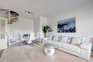 Posedenie v ubytovaní Stunning Duplex 5 minutes from Puerto Banús