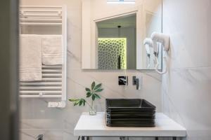 uma casa de banho com um lavatório e um espelho em Smart Room Abbadia San Salvatore em Abbadia San Salvatore