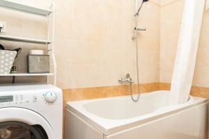 ein Bad mit einer Waschmaschine und einer Dusche in der Unterkunft Apartment Stella Marina in Rabac