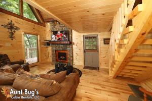 uma sala de estar com lareira num chalé de madeira em A Secluded Retreat #216 em Pigeon Forge