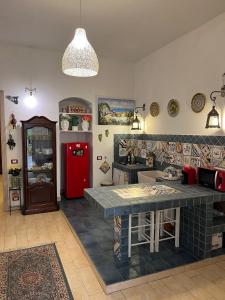 een keuken met een groot aanrecht in een kamer bij La Siciliana-di fronte la Cattedrale in Palermo