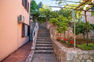 eine Treppe, die zu einem Gebäude hinaufführt in der Unterkunft Apartment Stella Marina in Rabac