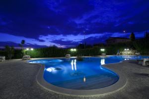 Bazén v ubytování Albergo Ristorante Uliveto nebo v jeho okolí