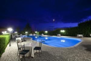 Bazén v ubytování Albergo Ristorante Uliveto nebo v jeho okolí