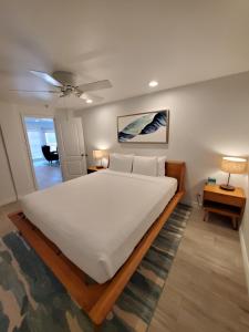 サンクレメンテにあるシー ホース リゾートのランプ付きの客室内の大きな白いベッド