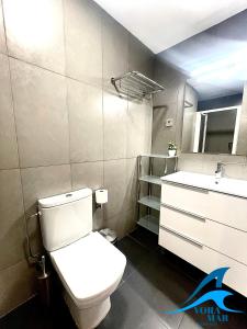 een badkamer met een wit toilet en een wastafel bij Apartaments Voramar 2 in Cambrils
