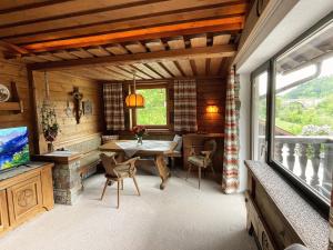 a dining room with a table and chairs and a window at Ferienwohnung Lisal in Mutters