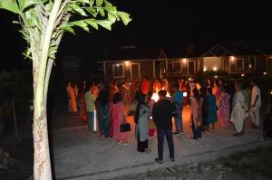 una multitud de personas de pie en un grupo por la noche en Vanbilas Family Tourism, en Chālsa Mahābāri