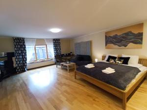 een slaapkamer met een groot bed en een woonkamer bij Old Town Center Spacious Loft Apartment, up to 4 guests in Rīga
