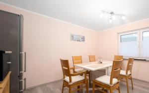 a dining room with a table and chairs at Familienfreundliche 3-Zimmer-Ferienwohnung in Saal an der Donau